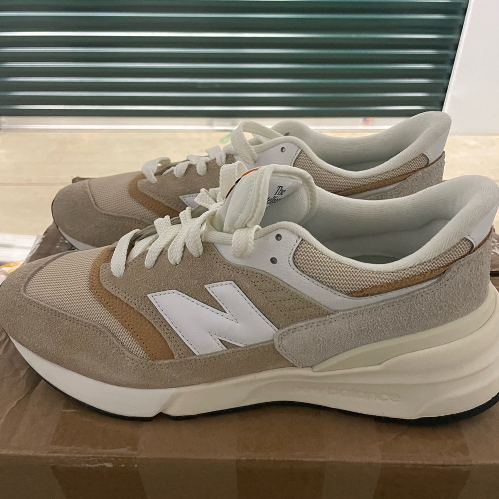 New Balance 997R Cream & White Casual Runner Sneakers